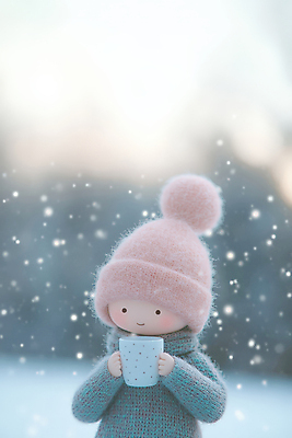 JPG 편집이미지 여자 어린이 털모자 한명 미소 들기 소녀 햇빛 목도리 머그컵 눈 숲속 쌓인눈 눈내림 소녀한명만 겨울풍경 이미지편집 편집실사 AI컴퓨터그래픽 AI콘텐츠 자연요소 모자_잡화 1 잡화 겨울 모션 날씨 눈_날씨 표정 사람 풍경 컵 태양 숲 CG 여자한명만 소녀만 파일형식