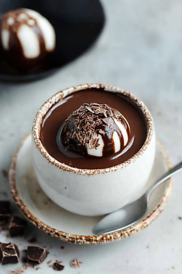 JPG 편집이미지 겨울 사람없음 컵 유행 초콜릿 숟가락 디지털합성 겨울간식 코코아 편집실사 코코아밤 AI포토 AI콘텐츠 식기 계절 음료 디저트 수저 CG 파일형식