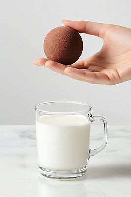 JPG 편집이미지 손 겨울 들기 신체부위 컵 유행 초콜릿 우유 디지털합성 겨울간식 코코아 편집실사 코코아밤 AI인물포토 AI콘텐츠 식기 계절 음료 모션 디저트 유제품 사람 CG 파일형식 AI포토