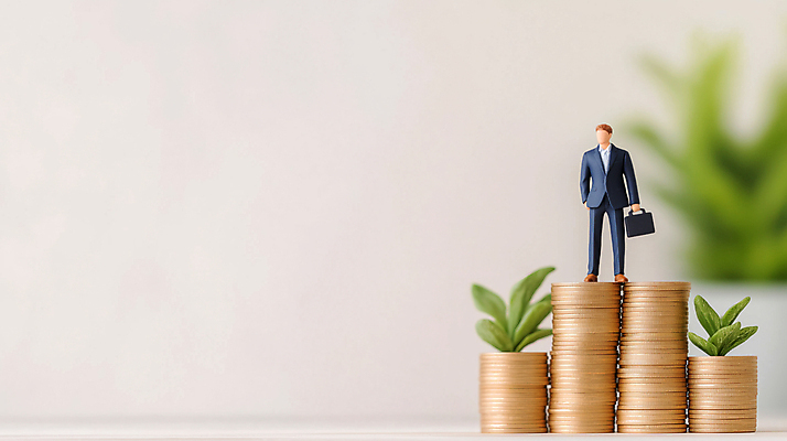 JPG 전신 편집이미지 남자 잎 서류가방 비즈니스 한명 들기 성인 금융 미니어처 주머니손 동전탑 성인남자한명만 편집실사 AI포토 AI콘텐츠 식물 1 가방 모션 사람 경제 쌓기 모형 동전 CG 남자한명만 성인남자만 파일형식