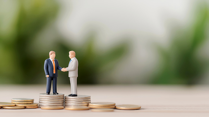 JPG 전신 편집이미지 남자 비즈니스 악수 협상 성인 두명 금융 미니어처 거래 동전탑 성인남자만 편집실사 AI포토 AI콘텐츠 사람 손짓 경제 쌓기 모형 동전 CG 남자만 성인만 파일형식