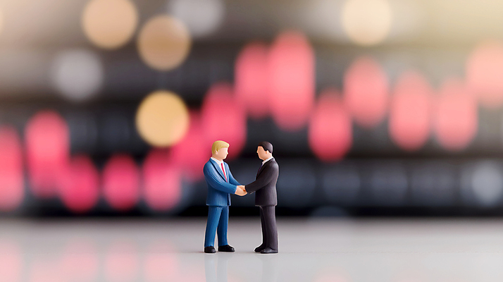 JPG 전신 편집이미지 남자 비즈니스 악수 협상 성인 두명 빨간색 금융 미니어처 주식 성인남자만 편집실사 AI포토 AI콘텐츠 컬러 사람 손짓 경제 모형 CG 남자만 성인만 파일형식