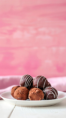 JPG 편집이미지 접시 분홍색 발렌타인데이 사람없음 초콜릿 여러개 달콤 편집실사 AI포토 AI콘텐츠 식기 컬러 다수 데이이벤트 디저트 맛 CG 파일형식