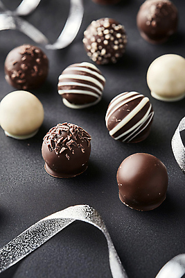 JPG 편집이미지 리본 발렌타인데이 사람없음 초콜릿 여러개 달콤 편집실사 AI포토 AI콘텐츠 다수 데이이벤트 디저트 맛 CG 파일형식