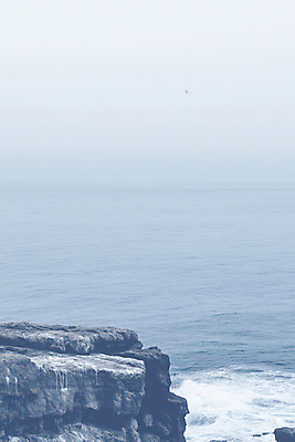 JPG 편집이미지 물결 파도 바다 하늘색 자연 풍경 사람없음 고요 절벽 바위 편안함 언덕 흐림 편집실사 AI포토 AI콘텐츠 날씨 파란색 돌_바위 감각 CG 생태계 파일형식