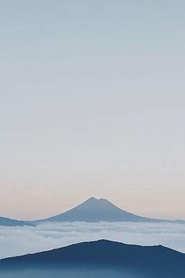 JPG 나무 구름 편집이미지 자연 풍경 사람없음 노을 고요 편안함 산봉우리 흐림 편집실사 AI포토 AI콘텐츠 자연요소 식물 날씨 산 감각 CG 생태계 봉우리 파일형식