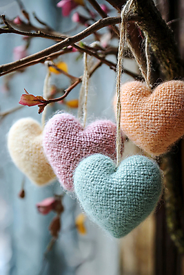 JPG 편집이미지 매달리기 사랑 사람없음 컬러풀 여러개 나뭇가지 하트 니트 감성 핸드메이드 편집실사 AI포토 AI콘텐츠 모양 나무 감정 컬러 다수 컨셉 상의 모션 CG 파일형식