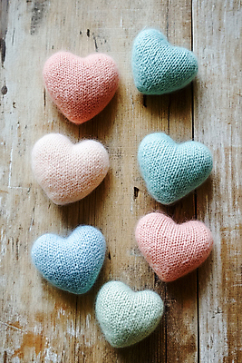 JPG 편집이미지 사랑 사람없음 컬러풀 여러개 하트 니트 나무바닥 감성 핸드메이드 편집실사 AI포토 AI콘텐츠 모양 감정 컬러 다수 컨셉 상의 바닥 CG 파일형식