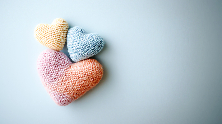 JPG 편집이미지 사랑 사람없음 컬러풀 하트 세개 니트 감성 핸드메이드 편집실사 AI포토 AI콘텐츠 모양 감정 컬러 컨셉 상의 3 CG 파일형식