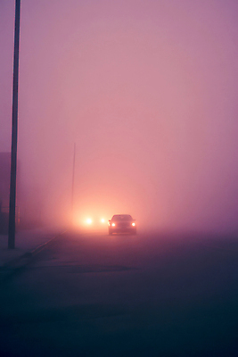 JPG 편집이미지 분홍색 자동차 거리풍경 사람없음 빛 노을 고요 새벽 전선 안개 도시 전조등 감성 편집실사 AI포토 AI콘텐츠 자연요소 육상교통 컬러 컨셉 날씨 조명 거리 풍경 CG 파일형식