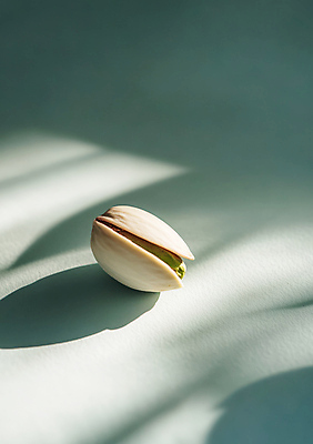 JPG 편집이미지 그림자 사람없음 햇빛 껍질 청록색 피스타치오 편집실사 AI포토 AI콘텐츠 컬러 태양 견과류 CG 파일형식