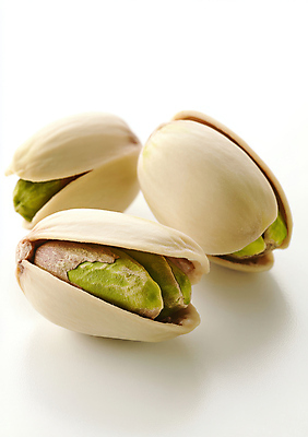 JPG 편집이미지 사람없음 껍질 세개 베이지색 피스타치오 편집실사 AI포토 AI콘텐츠 컬러 3 견과류 CG 파일형식