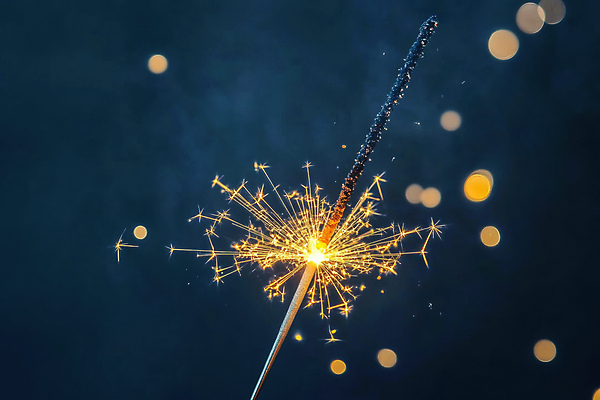 JPG 편집이미지 하늘 불꽃 사람없음 빛 야간 남색 보케 감성 스파크 몽환 스파클라 편집실사 AI포토 AI콘텐츠 자연요소 컬러 컨셉 불 폭죽 CG 파일형식