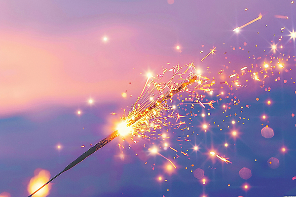 JPG 편집이미지 하늘 불꽃 사람없음 빛 보라색 야간 보케 감성 스파크 몽환 스파클라 편집실사 AI포토 AI콘텐츠 자연요소 컬러 컨셉 불 폭죽 CG 파일형식