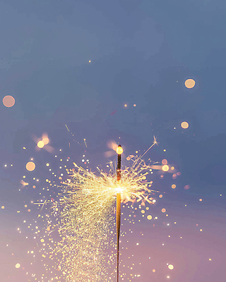 JPG 편집이미지 하늘 불꽃 사람없음 파란색 빛 야간 보케 감성 그라데이션 스파크 몽환 스파클라 편집실사 AI포토 AI콘텐츠 자연요소 컬러 컨셉 불 폭죽 CG 파일형식