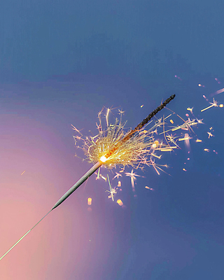 JPG 편집이미지 하늘 불꽃 사람없음 파란색 빛 야간 보케 감성 그라데이션 스파크 몽환 스파클라 편집실사 AI포토 AI콘텐츠 자연요소 컬러 컨셉 불 폭죽 CG 파일형식