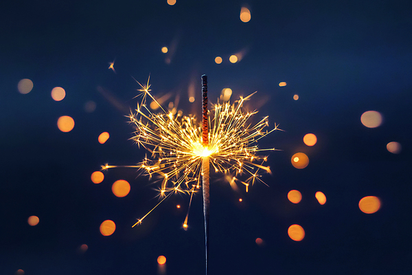 JPG 편집이미지 하늘 불꽃 사람없음 빛 야간 남색 보케 감성 스파크 몽환 스파클라 편집실사 AI포토 AI콘텐츠 자연요소 컬러 컨셉 불 폭죽 CG 파일형식