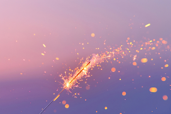 JPG 편집이미지 하늘 불꽃 사람없음 빛 보라색 야간 보케 감성 그라데이션 스파크 몽환 스파클라 편집실사 AI포토 AI콘텐츠 자연요소 컬러 컨셉 불 폭죽 CG 파일형식