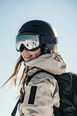 JPG 편집이미지 여자 가방 스키 고글 한명 미소 상반신 성인 반사 헬멧 스키고글 성인여자한명만 편집실사 AI인물포토 AI콘텐츠 1 잡화 겨울스포츠 표정 사람 보호장비 CG 여자한명만 성인여자만 파일형식 AI포토