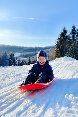 JPG 전신 나무 편집이미지 남자 어린이 겨울 자연 산 털모자 그림자 한명 소년 햇빛 설원 눈 승차 숲 언덕 즐거움 썰매 썰매놀이 의료성형뷰티 소년한명만 편집실사 AI인물포토 AI콘텐츠 자연요소 식물 모자_잡화 1 계절 감정 모션 놀이 날씨 눈_날씨 사람 태양 CG 생태계 남자한명만 소년만 파일형식 AI포토