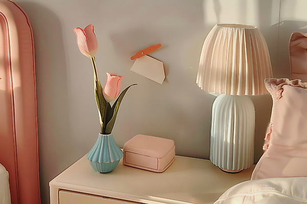 JPG 편집이미지 분홍색 베개 사람없음 인테리어 꽃병 봄 이불 튤립 스탠드 메모지 오브젝트 아기자기 편집실사 AI포토 AI콘텐츠 디자인 계절 꽃 컬러 컨셉 침구 조명 사무용품 CG 파일형식