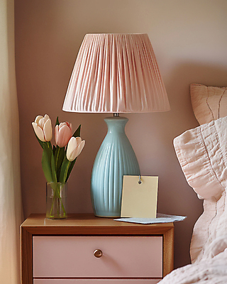 JPG 편집이미지 분홍색 사람없음 인테리어 꽃병 봄 이불 튤립 스탠드 메모지 오브젝트 서랍장 아기자기 편집실사 AI포토 AI콘텐츠 디자인 계절 꽃 컬러 가구 컨셉 침구 조명 사무용품 CG 파일형식