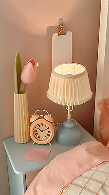 JPG 편집이미지 분홍색 사람없음 빛 인테리어 꽃병 봄 이불 튤립 자명종 스탠드 메모지 오브젝트 종이집게 메모꽂이 아기자기 편집실사 AI포토 AI콘텐츠 디자인 계절 꽃 시계 컬러 컨셉 침구 문구용품 조명 집게 사무용품 알람 CG 파일형식