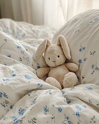 JPG 편집이미지 꽃무늬 실내 사람없음 귀여움 침실 이불 침대 커튼 포근함 오브젝트 부드러움 토끼인형 편집실사 AI포토 AI콘텐츠 꽃 인형 가구 컨셉 무늬 침구 내부 토끼 감각 CG 파일형식