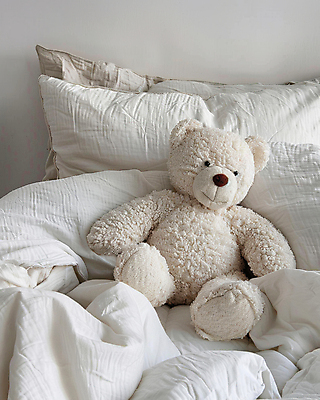 JPG 편집이미지 베개 실내 사람없음 귀여움 곰인형 침실 이불 침대 포근함 오브젝트 부드러움 편집실사 AI포토 AI콘텐츠 인형 가구 컨셉 침구 내부 감각 CG 파일형식