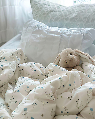 JPG 편집이미지 베개 실내 사람없음 햇빛 귀여움 침실 이불 침대 포근함 오브젝트 부드러움 토끼인형 편집실사 AI포토 AI콘텐츠 인형 가구 컨셉 침구 내부 태양 토끼 감각 CG 파일형식