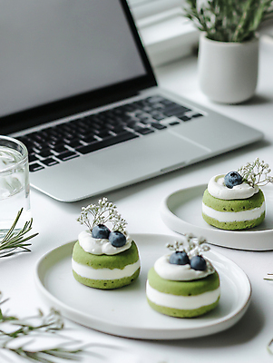 JPG 편집이미지 접시 음식 사람없음 노트북 케이크 생크림 블루베리 로즈메리 말차 녹차맛 편집실사 AI포토 AI콘텐츠 식기 과일 디저트 차_음료 전자제품 맛 녹차 허브 크림 CG 파일형식