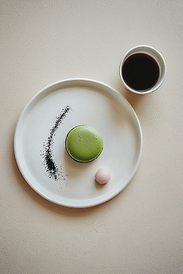 JPG 편집이미지 접시 커피 음식 사람없음 마카롱 말차 녹차맛 플레이팅 편집실사 AI포토 AI콘텐츠 식기 음료 디저트 차_음료 맛 상차림 녹차 CG 파일형식