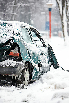 JPG 편집이미지 도로 겨울 자동차 사람없음 설원 손상 위험 교통사고 빙판 자동차사고 빙판길 차사고 편집실사 AI포토 AI콘텐츠 계절 길 육상교통 컨셉 교통시설 눈_날씨 사건 CG 파일형식