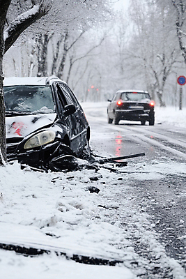 JPG 나무 편집이미지 도로 겨울 자동차 사람없음 손상 파편 위험 교통사고 빙판 눈길 자동차사고 빙판길 차사고 편집실사 AI포토 AI콘텐츠 식물 계절 길 육상교통 컨셉 교통시설 눈_날씨 사건 CG 파일형식