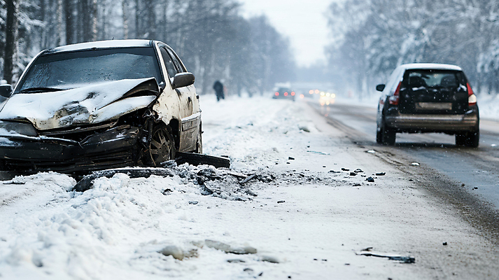 JPG 나무 편집이미지 도로 겨울 자동차 사람없음 손상 파편 위험 교통사고 빙판 눈길 자동차사고 빙판길 차사고 편집실사 AI포토 AI콘텐츠 식물 계절 길 육상교통 컨셉 교통시설 눈_날씨 사건 CG 파일형식