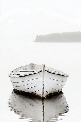 JPG 편집이미지 호수 자연 선물 사람없음 반사 고요 안개 흰색 편안함 나룻배 편집실사 AI포토 AI콘텐츠 컬러 배_교통 날씨 감각 CG 생태계 파일형식