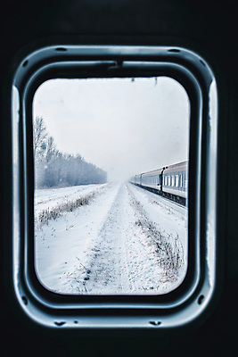 JPG 나무 편집이미지 설경 창문 사람없음 기찻길 기차 눈 숲 편집실사 AI포토 AI콘텐츠 자연요소 식물 육상교통 겨울 날씨 대중교통 풍경 CG 파일형식