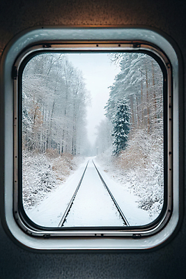 JPG 나무 편집이미지 설경 창문 사람없음 기찻길 기차 눈 숲 편집실사 AI포토 AI콘텐츠 자연요소 식물 육상교통 겨울 날씨 대중교통 풍경 CG 파일형식