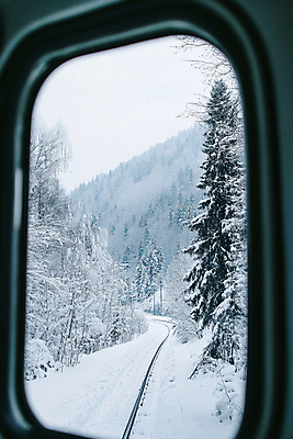 JPG 나무 편집이미지 설경 창문 사람없음 기찻길 기차 눈 숲 편집실사 AI포토 AI콘텐츠 자연요소 식물 육상교통 겨울 날씨 대중교통 풍경 CG 파일형식