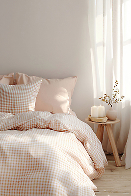 JPG 식물 편집이미지 초 베개 침구 실내 사람없음 인테리어 햇빛 봄 침실 이불 침대 커튼 포근함 나무탁자 토기화병 편집실사 AI포토 AI콘텐츠 디자인 계절 가구 탁자 내부 태양 꽃병 감각 CG 파일형식