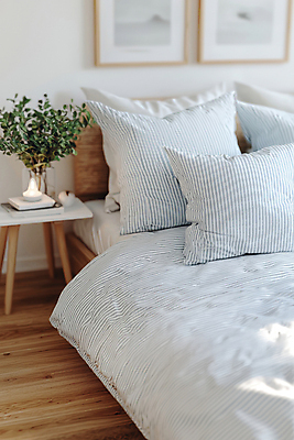 JPG 식물 편집이미지 액자 베개 침구 탁자 실내 사람없음 인테리어 봄 침실 이불 침대 포근함 편집실사 AI포토 AI콘텐츠 디자인 계절 가구 내부 감각 CG 파일형식