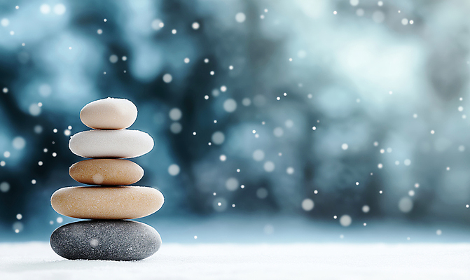 JPG 편집이미지 겨울 사람없음 파란색 조약돌 보케 쌓인눈 눈내림 카피스페이스 편집실사 젠 AI포토 AI콘텐츠 계절 컬러 눈_날씨 쌓기 공백 돌_바위 CG 파일형식