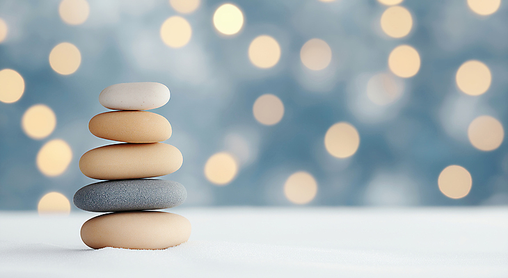 JPG 편집이미지 겨울 사람없음 파란색 조약돌 보케 쌓인눈 카피스페이스 편집실사 젠 AI포토 AI콘텐츠 계절 컬러 쌓기 공백 돌_바위 CG 파일형식