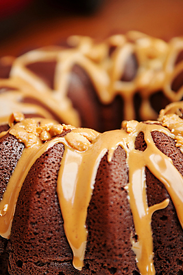 JPG 편집이미지 디저트 사람없음 달콤 땅콩 제빵 초코케이크 땅콩버터 초코시럽 편집실사 2025트렌드 모카무스 AI포토 AI콘텐츠 음식 유행 제과제빵 케이크 초콜릿 견과류 맛 CG 시럽 파일형식 2025년 트렌드컬러 스프레드_음식