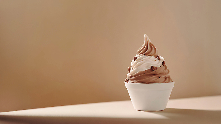 JPG 편집이미지 그림자 사람없음 갈색 초코맛 초코아이스크림 편집실사 2025트렌드 모카무스 AI포토 AI콘텐츠 컬러 아이스크림 유행 초콜릿 맛 CG 파일형식 2025년 트렌드컬러