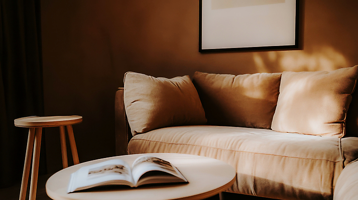 JPG 편집이미지 액자 쿠션 의자 탁자 실내 액자틀 사람없음 책 인테리어 소파 햇빛 갈색 편집실사 2025트렌드 모카무스 AI포토 AI콘텐츠 디자인 컬러 가구 틀 내부 태양 유행 CG 파일형식 2025년 트렌드컬러