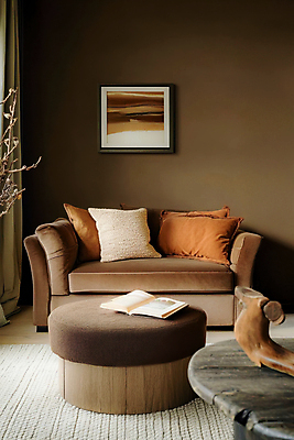 JPG 편집이미지 액자 쿠션 탁자 실내 사람없음 목재 책 인테리어 소파 갈색 매트 커튼 편집실사 2025트렌드 모카무스 AI포토 AI콘텐츠 나무 디자인 컬러 가구 의자 재료 내부 유행 CG 파일형식 2025년 트렌드컬러