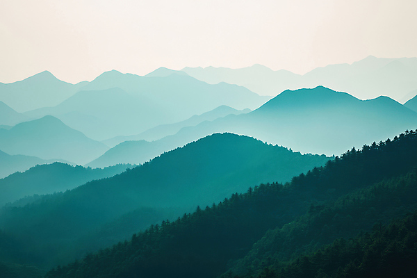 JPG 편집이미지 자연 풍경 사람없음 파란색 평화 고요 안개 산등성이 흐림 산맥 편집실사 AI포토 AI콘텐츠 컬러 컨셉 날씨 산 CG 생태계 파일형식