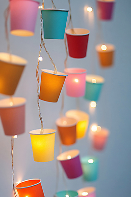 JPG 편집이미지 조명 사람없음 빛 인테리어 종이컵 디지털합성 알전구 편집실사 AI포토 AI콘텐츠 디자인 전구 컵 일회용 CG 파일형식