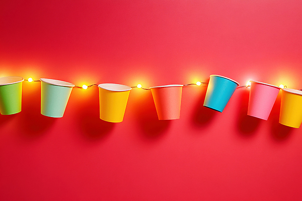 JPG 편집이미지 전구 조명 그림자 사람없음 빨간색 빛 인테리어 종이컵 디지털합성 편집실사 AI포토 AI콘텐츠 디자인 컬러 컵 일회용 CG 파일형식